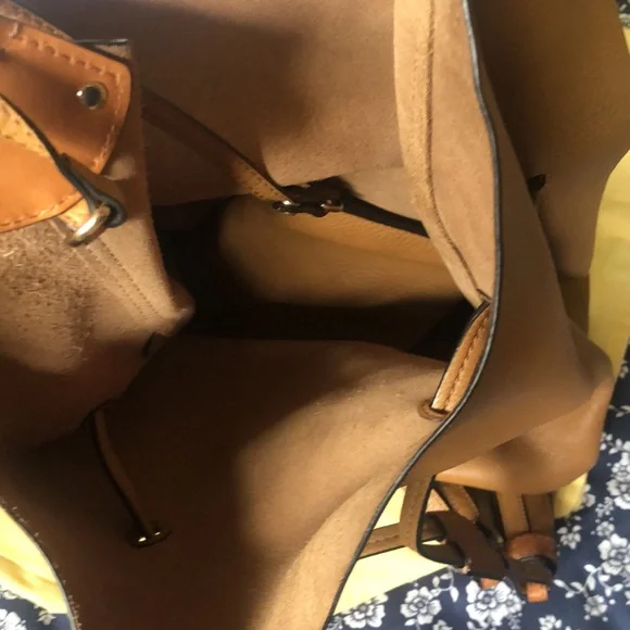 Burberry tan leather, very soft and in excellent condition.No dust can’t find it - Picture 3 of 4
